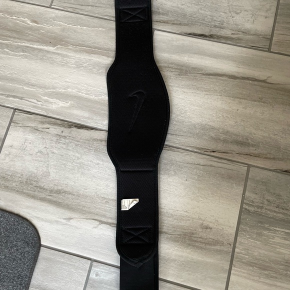 Women’s Nike weightlifting belt size small.Excellent used condition. - Picture 2 of 2